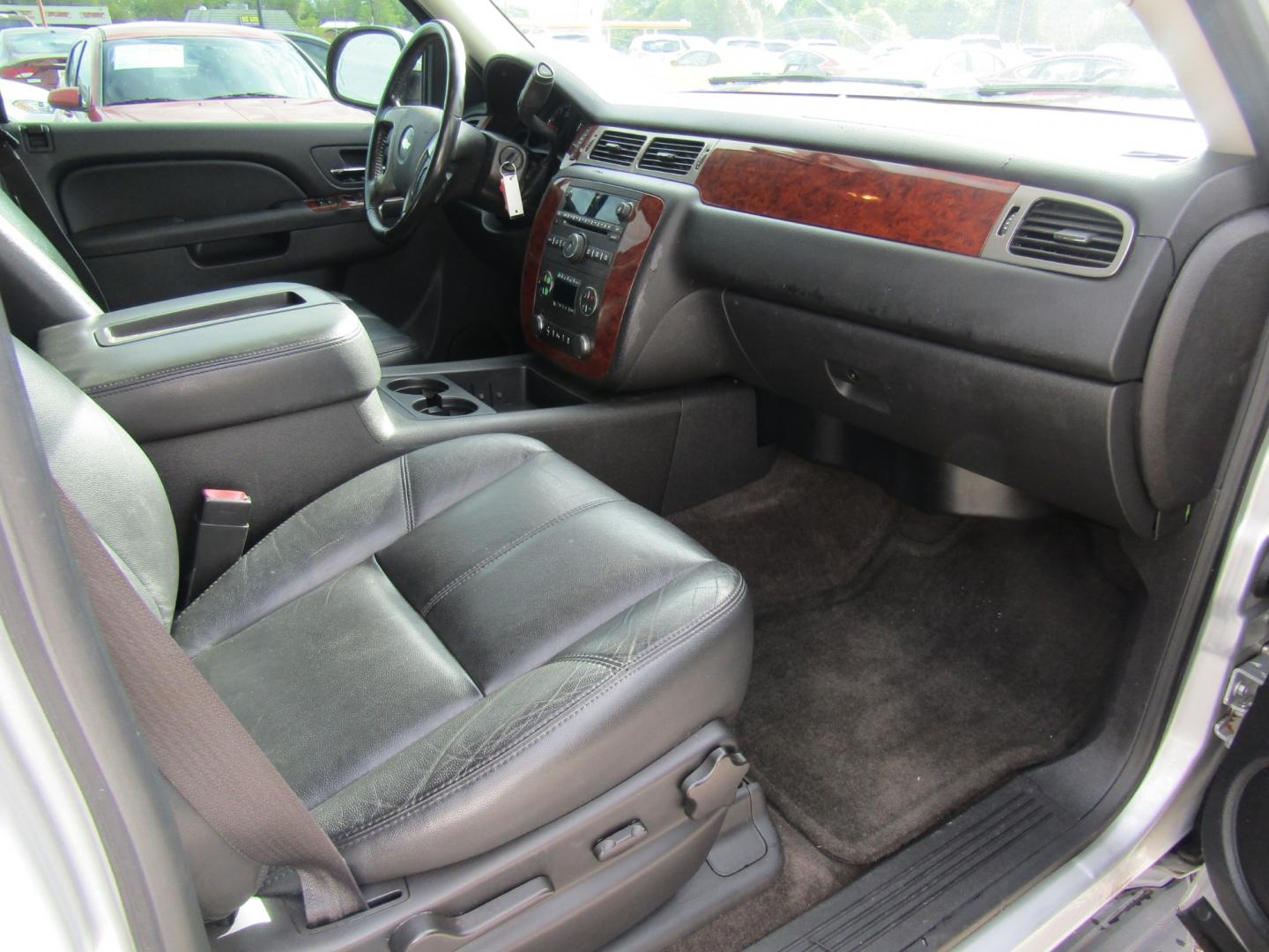 2013 Silver /Gray Chevrolet Tahoe (1GNSCBE04DR) with an V8 engine, Automatic transmission, located at 15016 S Hwy 231, Midland City, AL, 36350, (334) 983-3001, 31.306210, -85.495277 - Photo#9